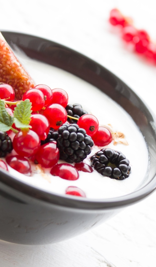 Йогурт с ягодами на столе