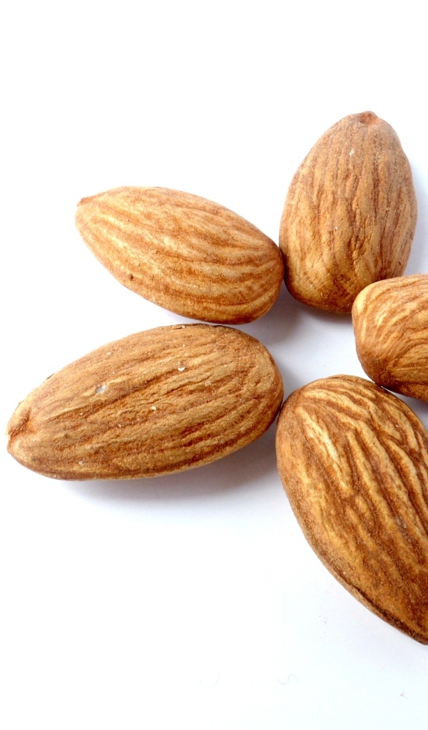 Миндальные орехи на белом фоне крупным планом