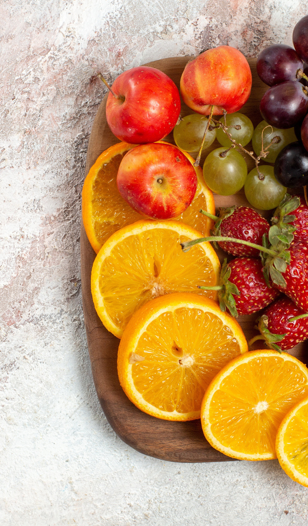 Аппетитные фрукты на доске манят ароматом