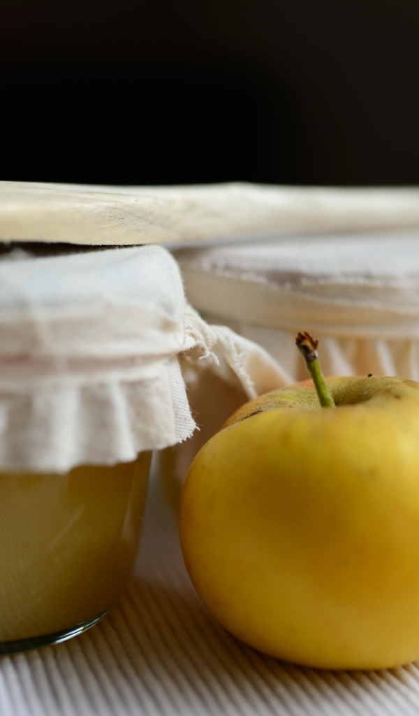 Яблочное пюре на столе с фруктом