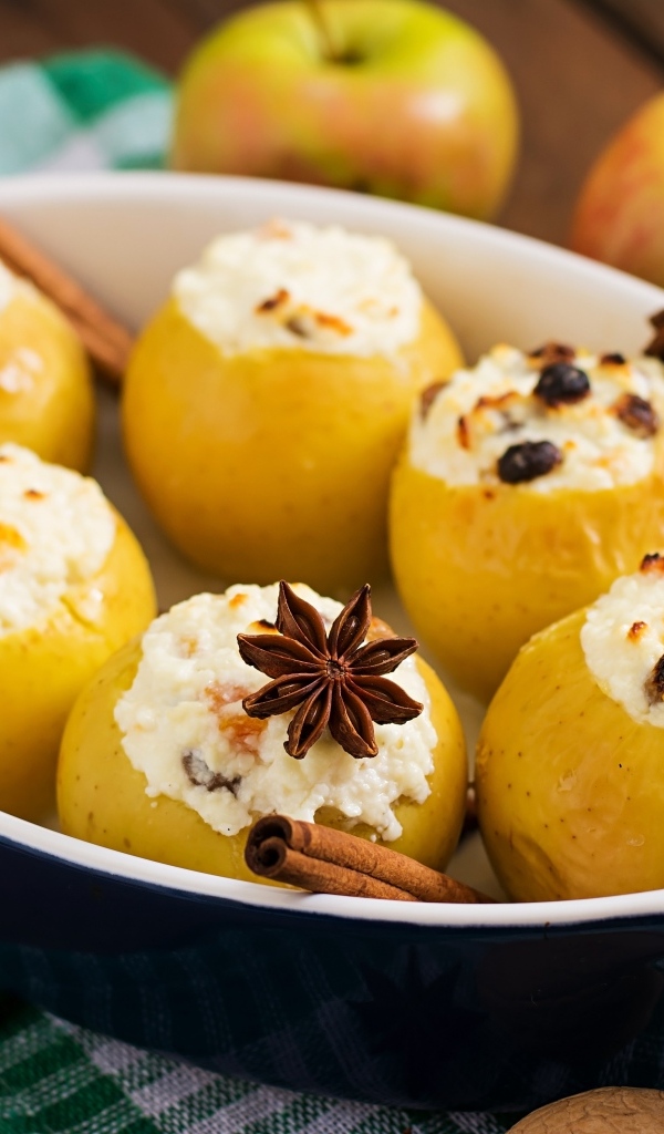 Запеченные яблоки с творогом и специями