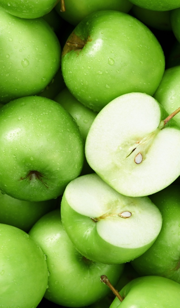Красивые зеленые яблоки в каплях воды