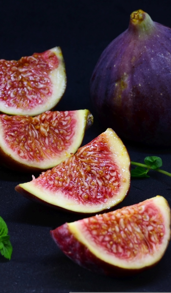 Большой спелый инжир на столе 