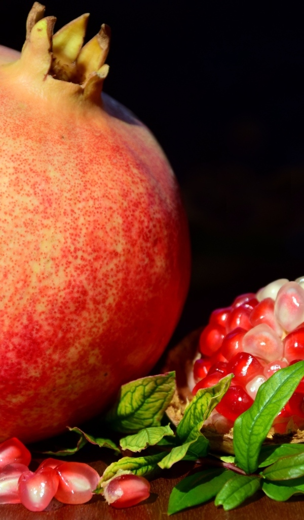 Большой спелый красный гранат крупным планом