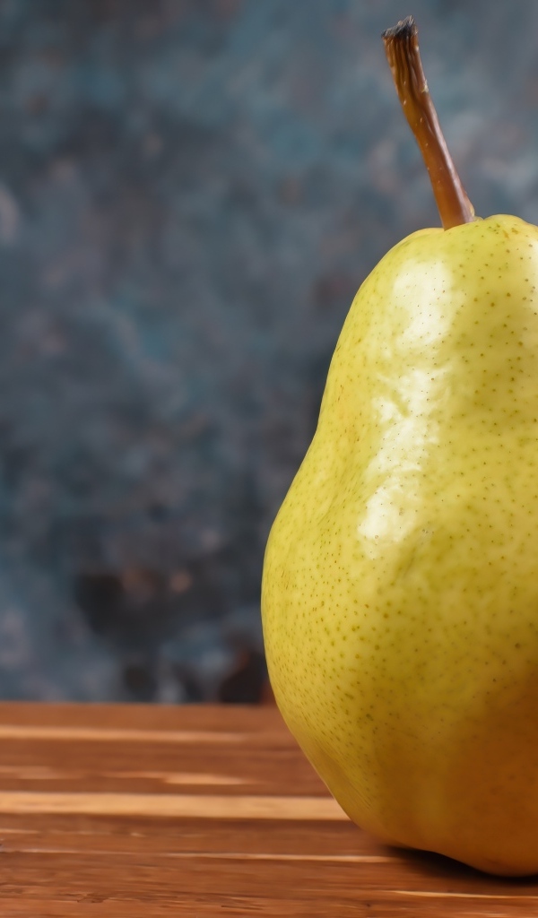 Большая спелая желтая груша