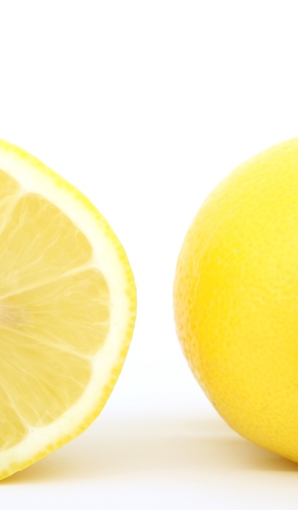 Большой желтый спелый лимон на белом фоне