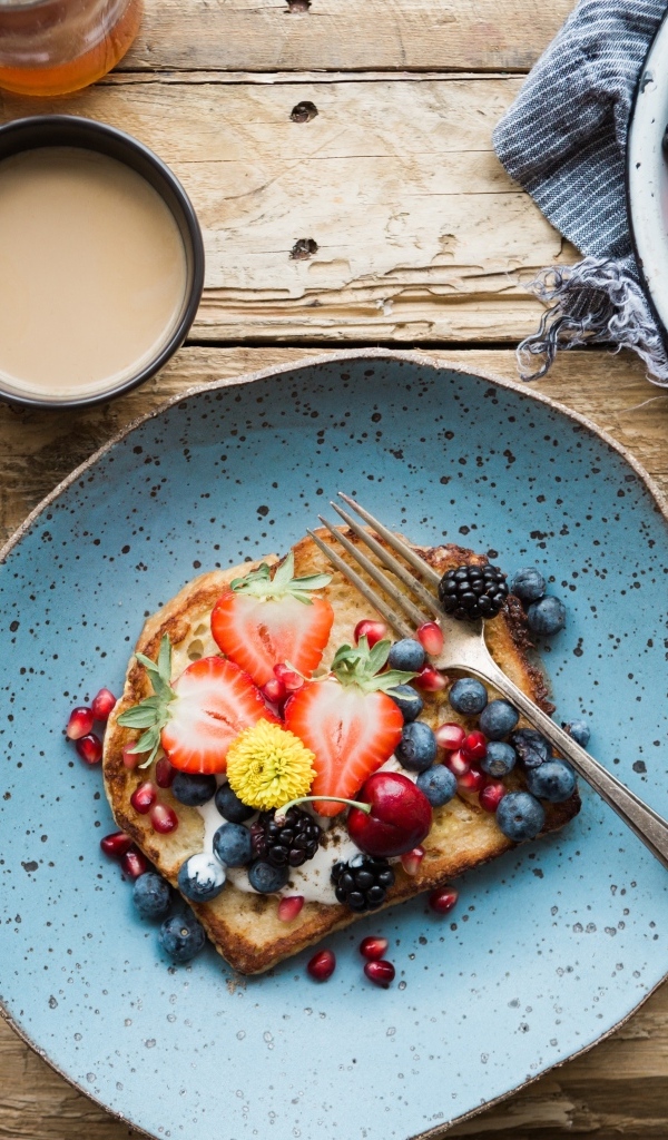 Хлеб на тарелке с ягодами и сыром