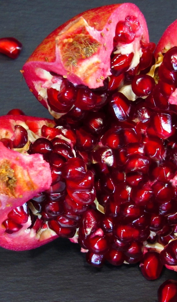 Яркие спелые красные зерна граната