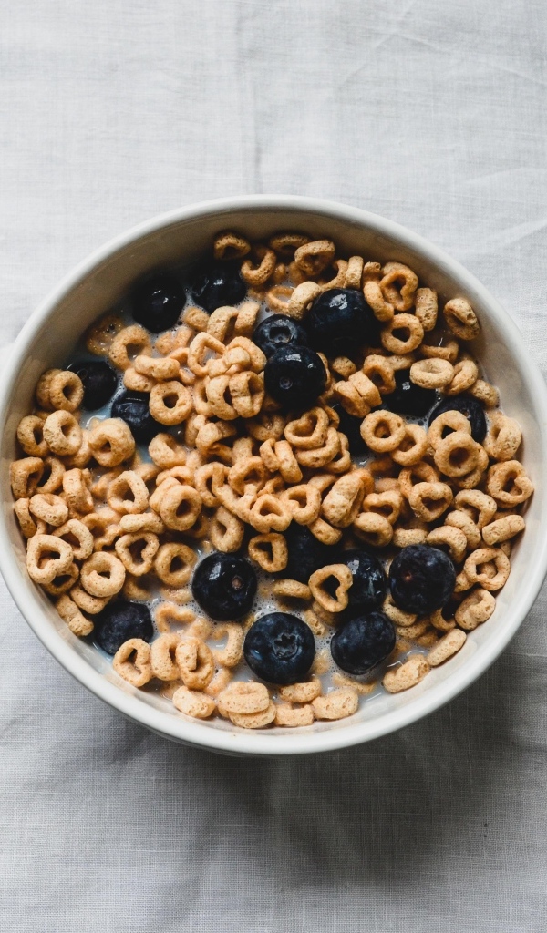 Хлопья с ягодами черники и молоком на завтрак