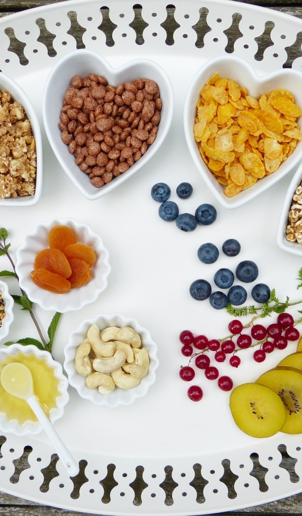 Хлопья с ягодами на большой белой тарелке