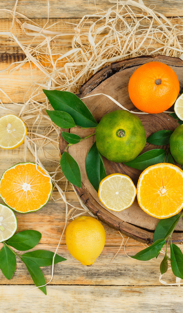 Цитрусовые кислые фрукты на столе