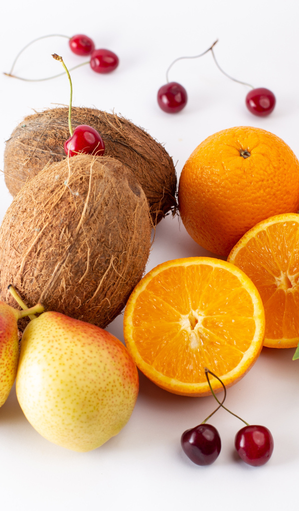 Кокосы, груши, апельсины и черешня на белом фоне