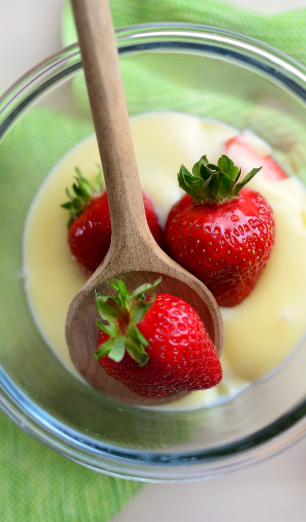 Вкусная сладкая клубника в стакане с кремом