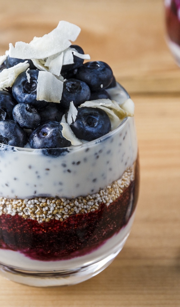 Десерт с ягодами черники в стакане на завтрак