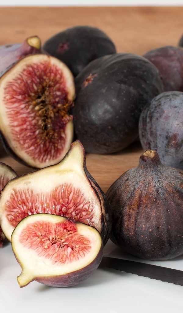 Плоды инжира на столе с ножом