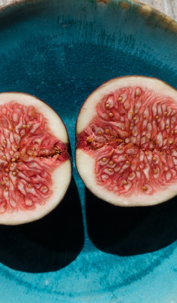 Половинки инжира на голубой тарелке