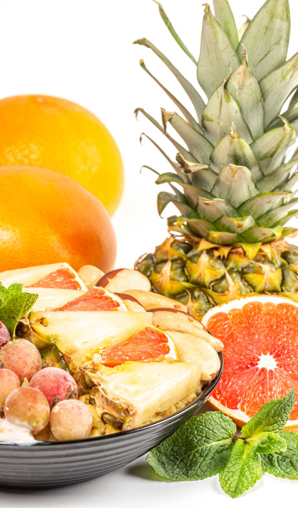 Хлопья с цитрусовыми фруктами на белом фоне