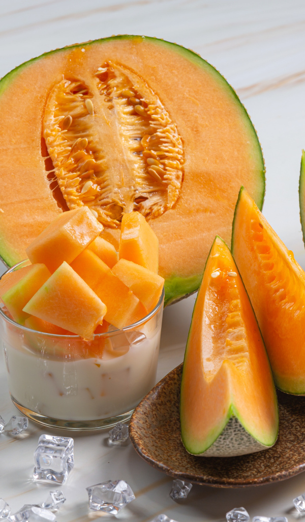 Ароматная спелая дыня на столе со льдом