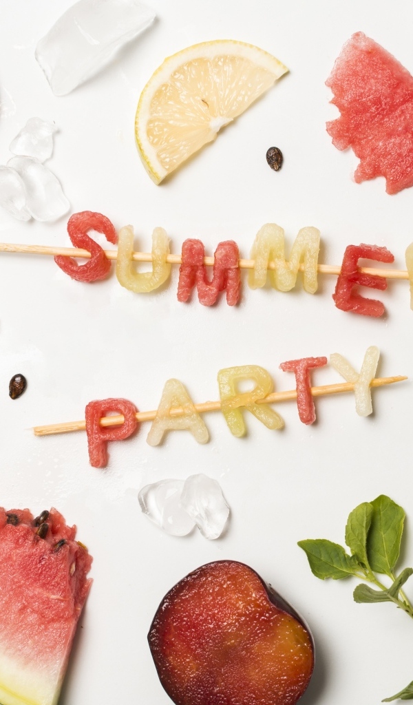 Свежие летние фрукты на белом фоне с надписью