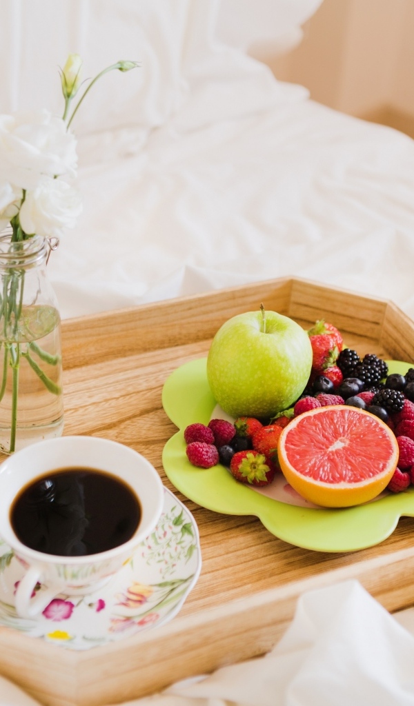 Фрукты и чашка кофе для любимой в постель
