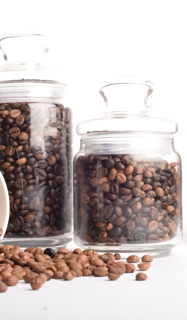Стеклянные банки с жареными кофейными зернами