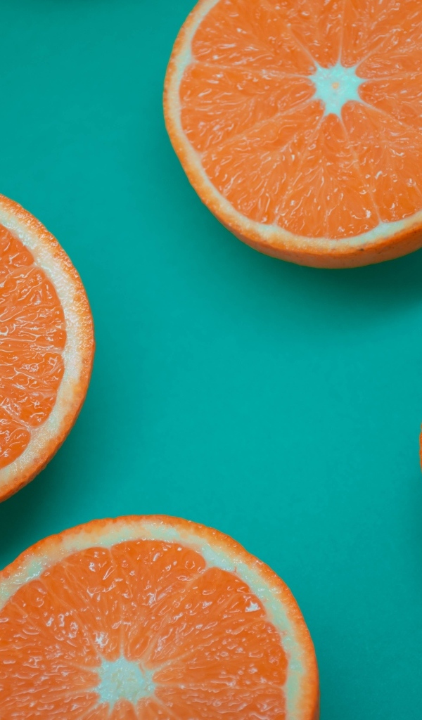 Половинки апельсина на голубом фоне