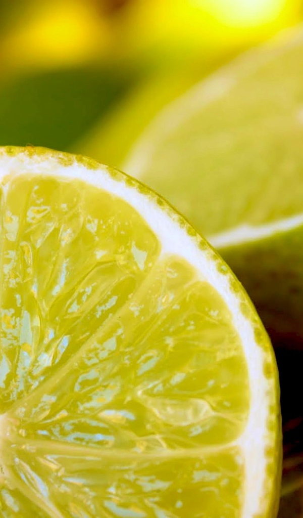 Половинки кислого лимона крупным планом