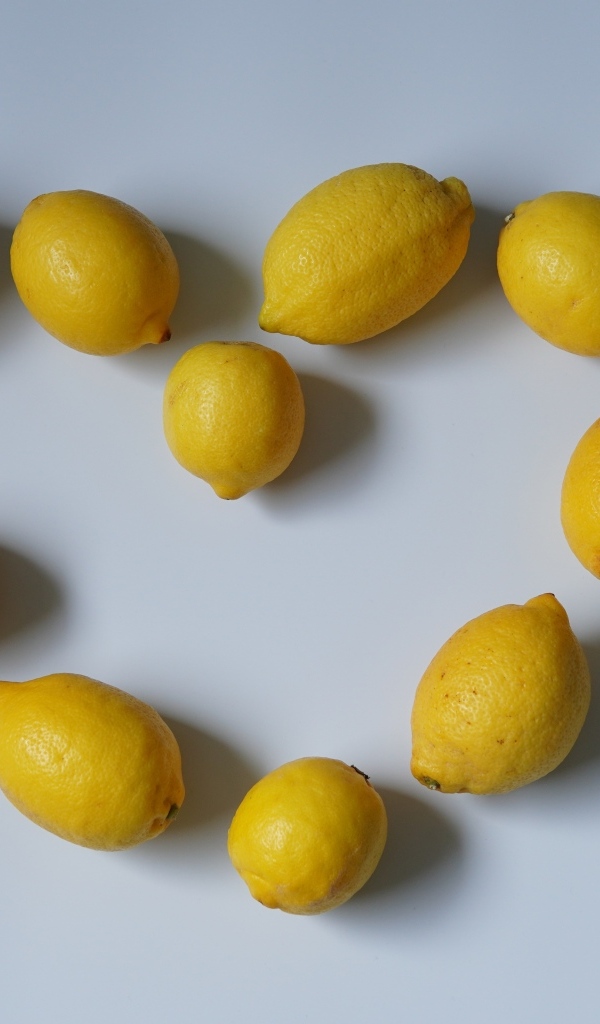 Сердце  из лимонов на сером фоне