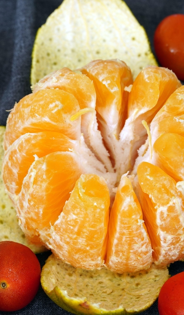 Большой очищенный мандарин на столе