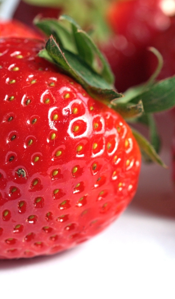 Крупная красная спелая клубника крупным планом