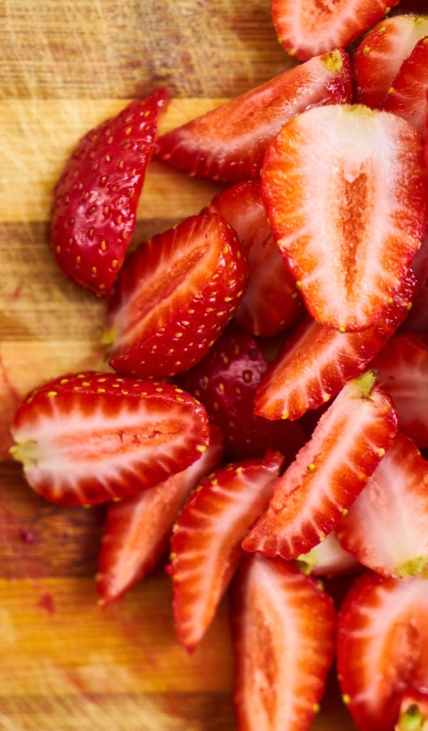 Много спелой красной клубники на доске