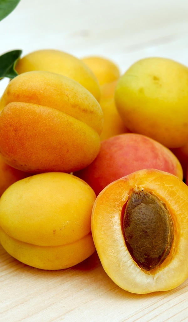 Много сладких свежих абрикос 