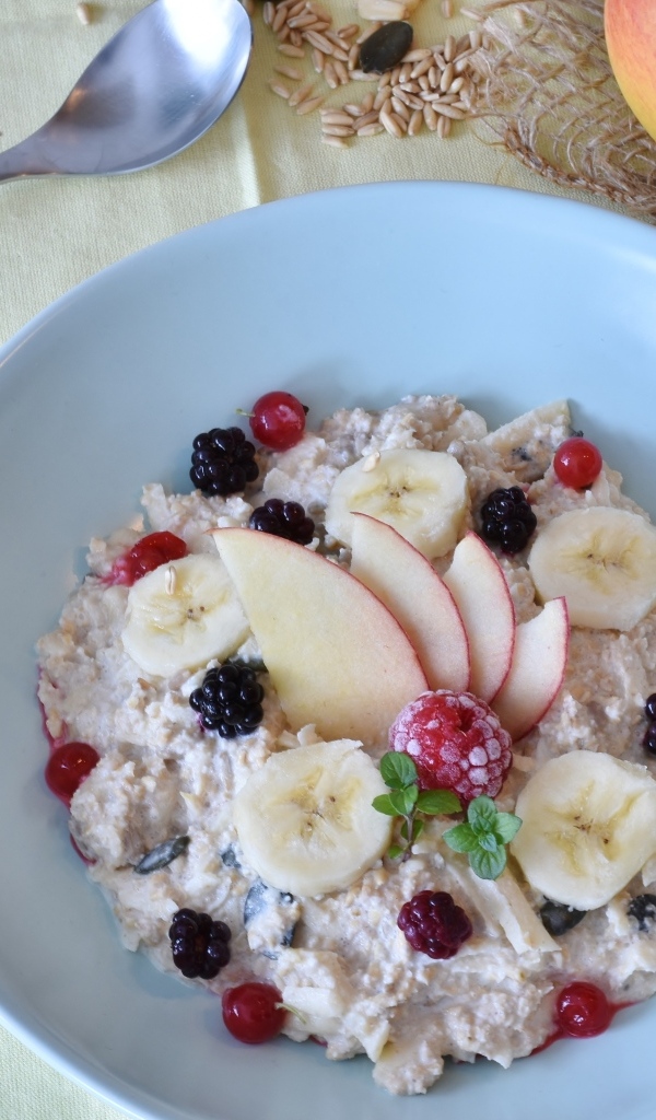 Овсяная каша с фруктами и ягодами в тарелке