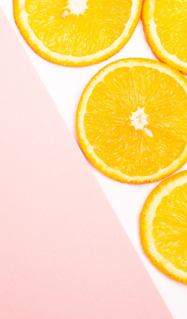Кружочки апельсина на розовом фоне
