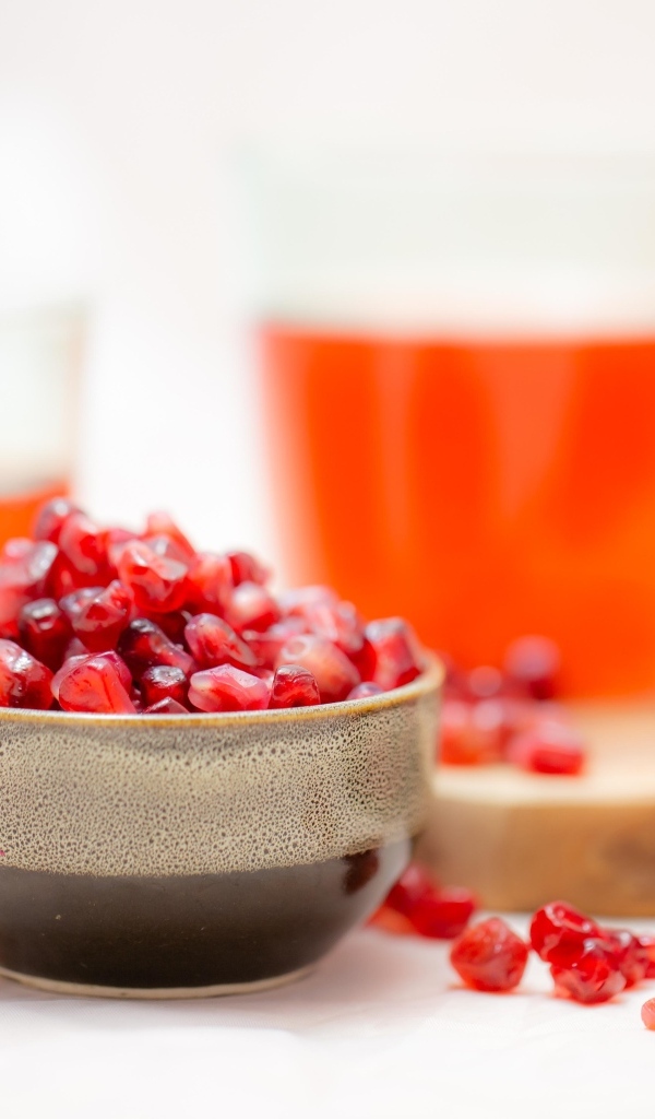 Очищенный красный гранат на столе