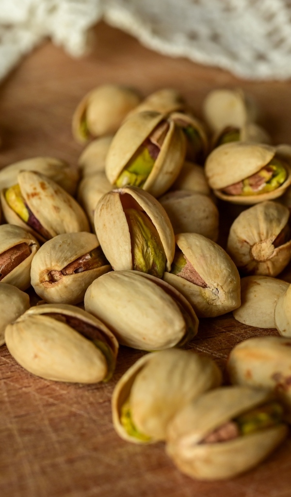 Фисташки в скорлупе на столе