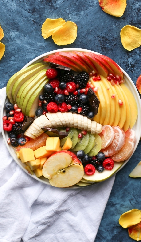 Тарелка со свежими ягодами и фруктами