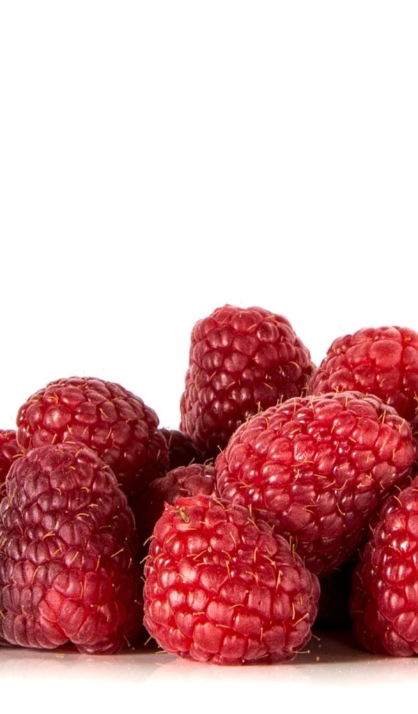 Спелые красные ягоды малины на белом фоне