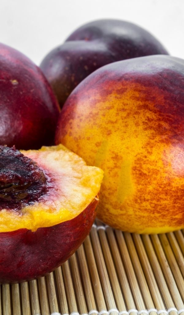 Спелый сладкий нектарин на столе