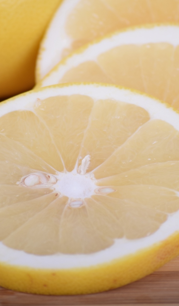 Нарезанный лимон на деревянной доске