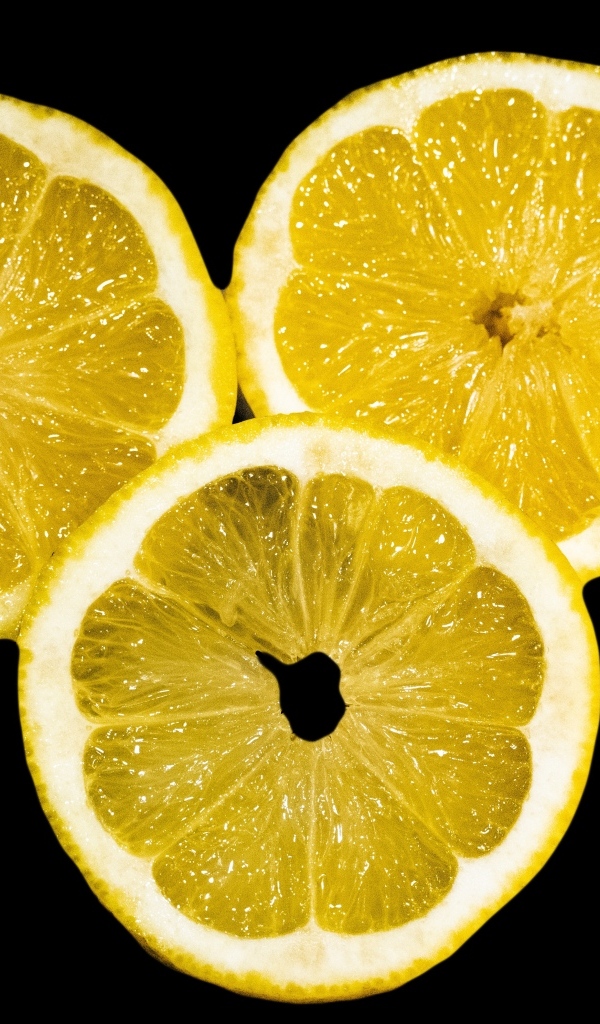 Нарезанный лимон на черном фоне