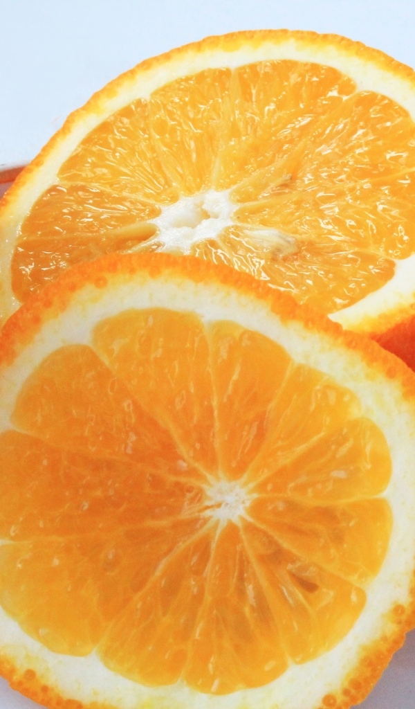Нарезанный апельсин на тарелке