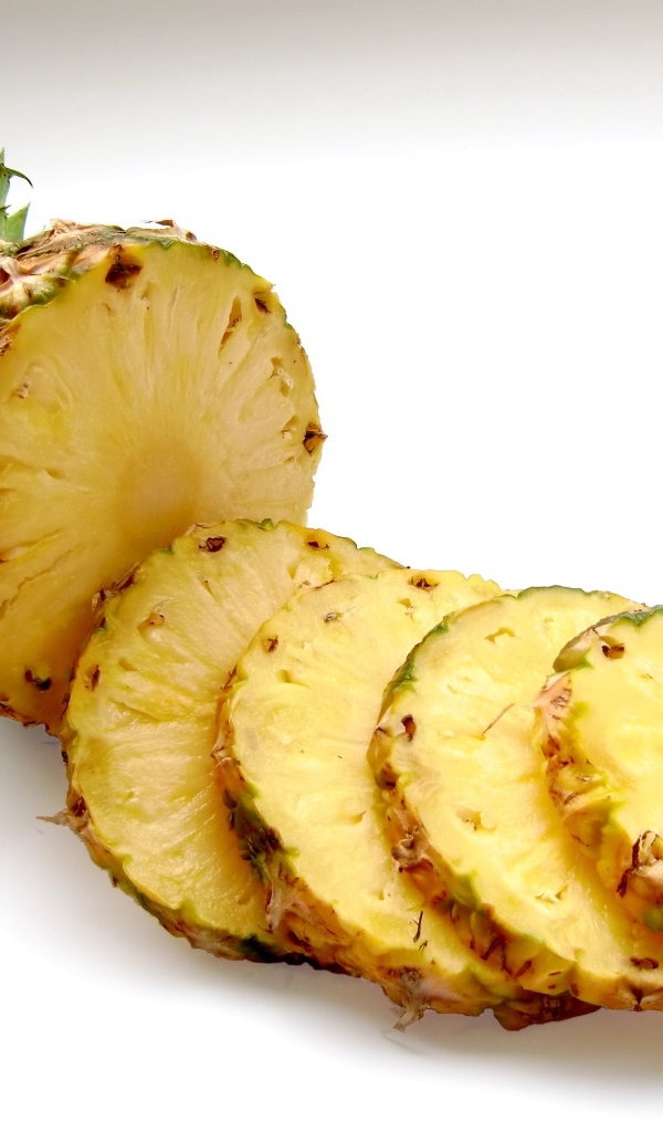 Нарезанный ананас на белом фоне