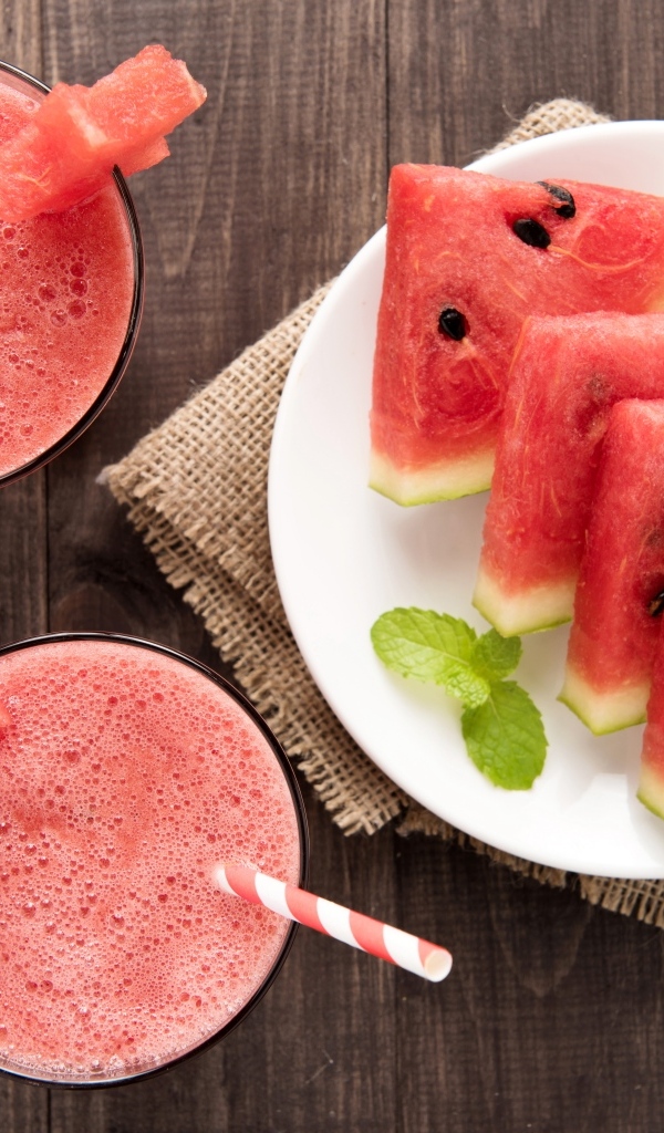 Кусочки арбуза на столе с соком