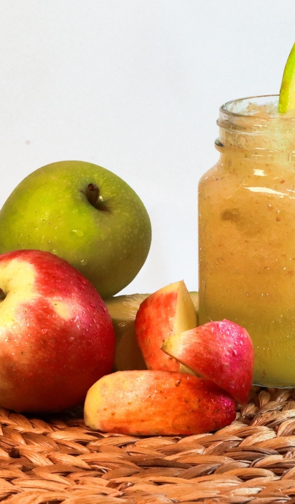 Смузи в банке на столе с яблоками