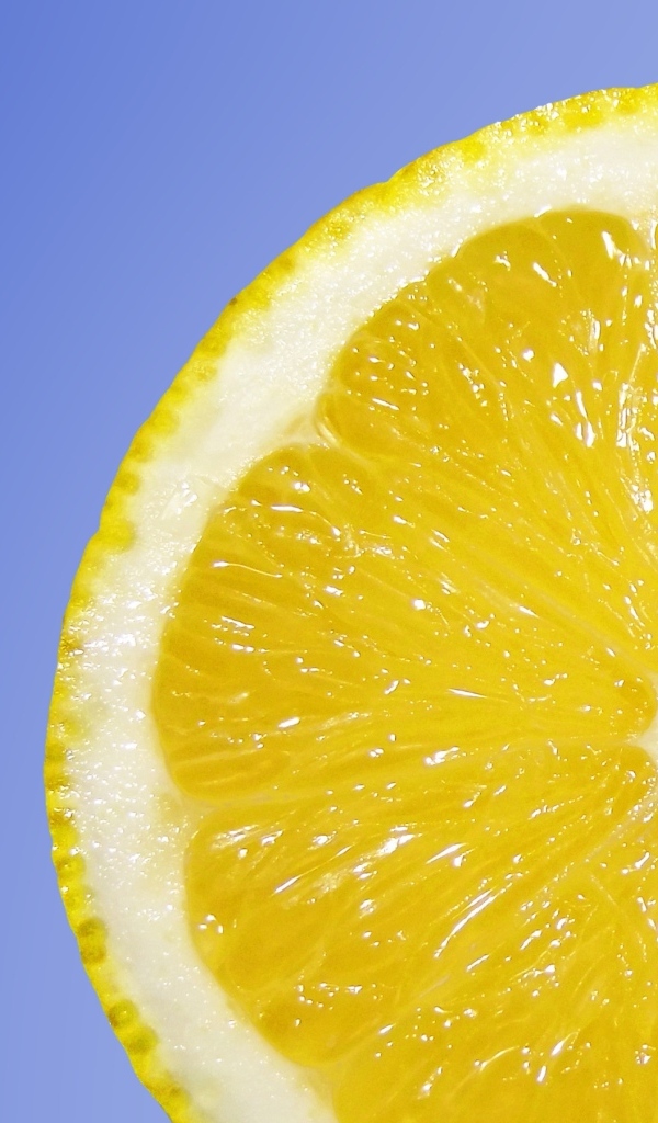 Кислый желтый лимон на синем фоне