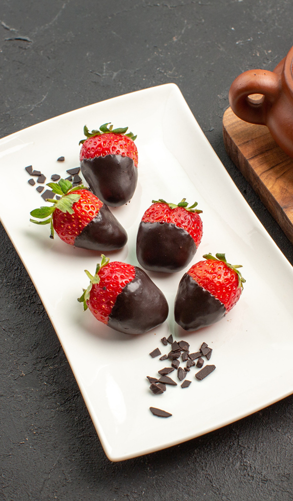 Клубника в шоколаде на белой тарелке