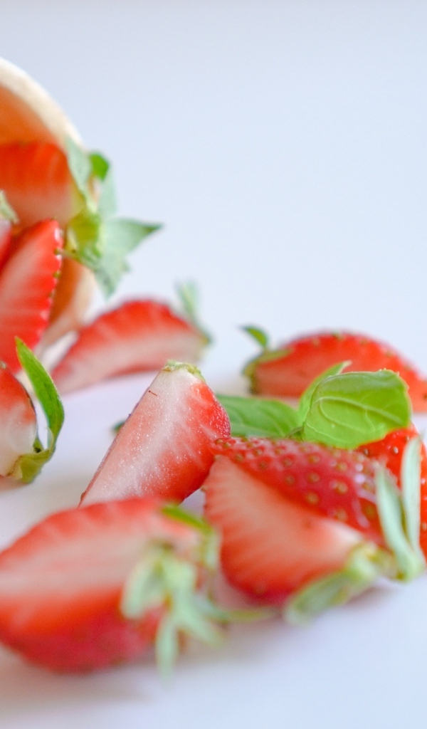 Кусочки клубники с вафельным рожком