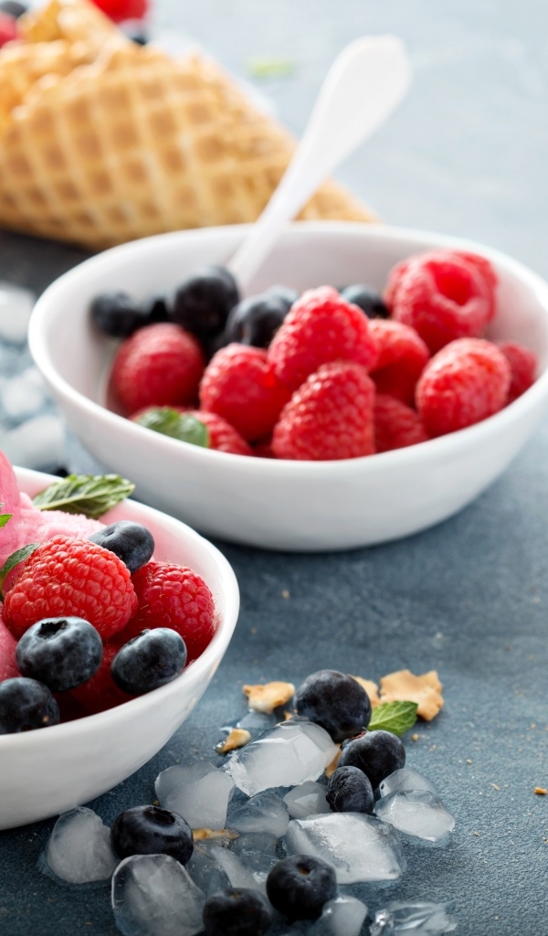 Сладкие ягоды с шариками мороженого на столе