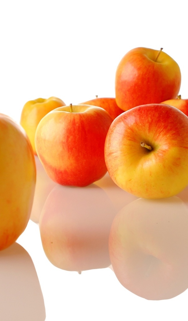 Сладкие медовые яблоки на белом фоне
